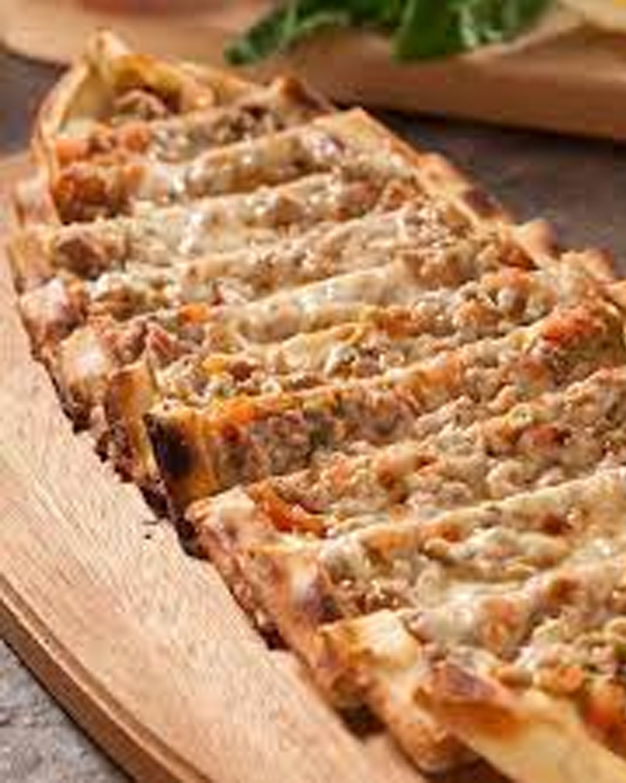 Pide-Faschiertes und Schafkäse